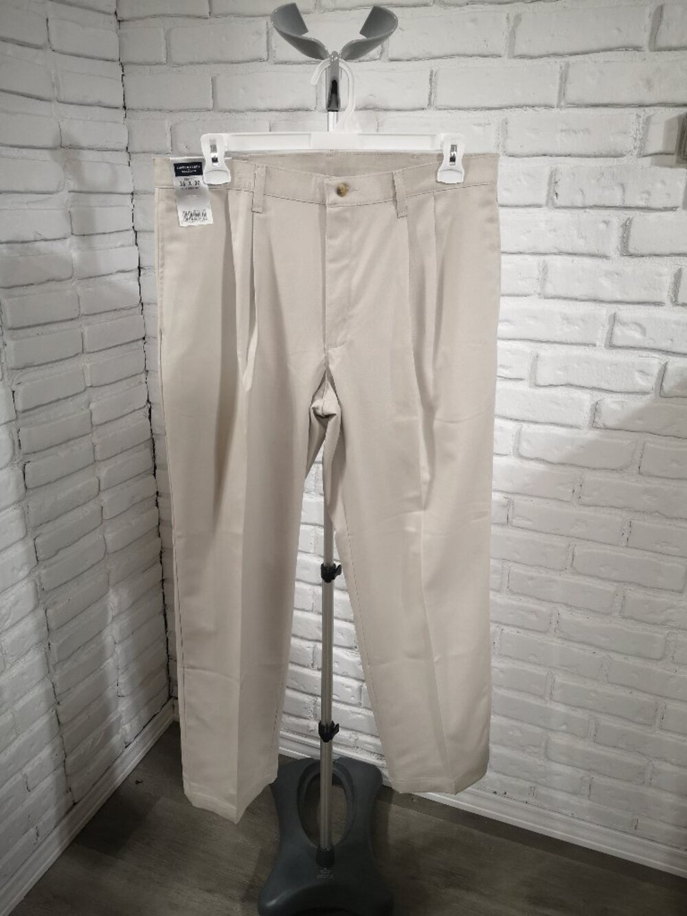NWT Timber Creek by Wrangler Men's Size 36/30 Cream Pleated Ultimate Khakis